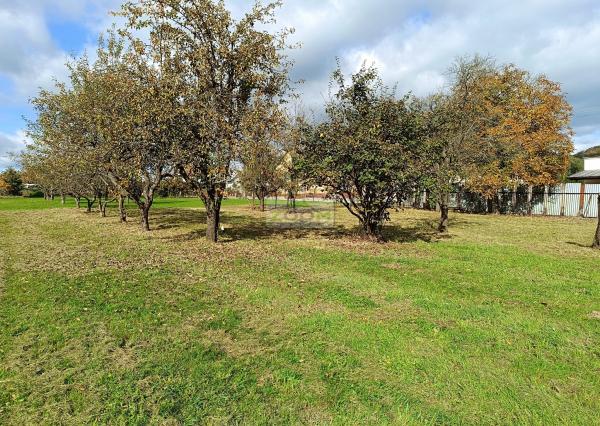 obec Bystré – pekný, rovinatý pozemok s hospodárskou budovou, 872m2