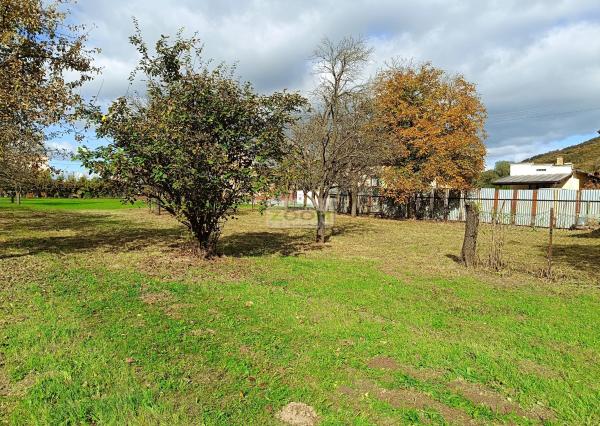 obec Bystré – pekný, rovinatý pozemok s hospodárskou budovou, 872m2