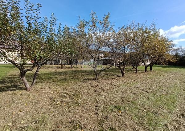 obec Bystré – pekný, rovinatý pozemok s hospodárskou budovou, 872m2