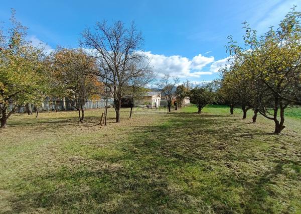 obec Bystré – pekný, rovinatý pozemok s hospodárskou budovou, 872m2