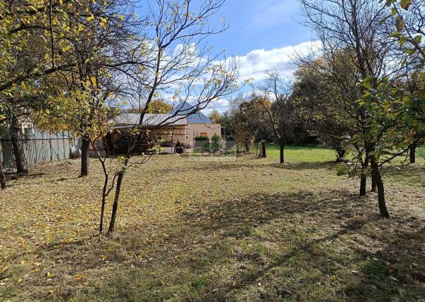 obec Bystré – pekný, rovinatý pozemok s hospodárskou budovou, 872m2