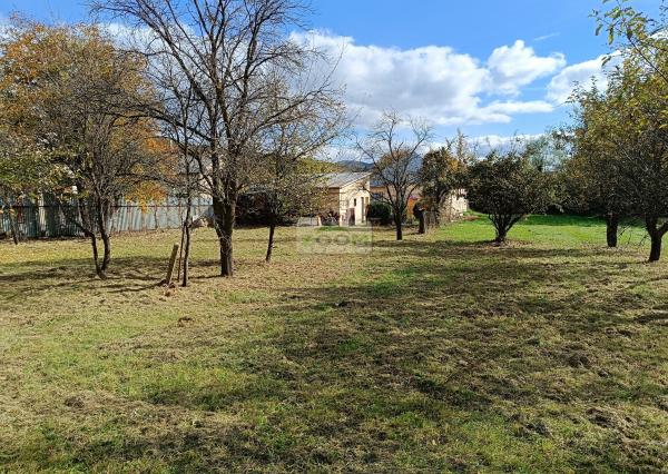 obec Bystré – pekný, rovinatý pozemok s hospodárskou budovou, 872m2