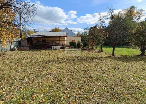 obec Bystré – pekný, rovinatý pozemok s hospodárskou budovou, 872m2