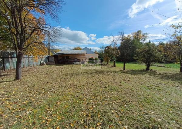 obec Bystré – pekný, rovinatý pozemok s hospodárskou budovou, 872m2