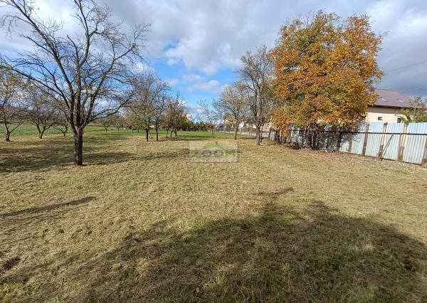 obec Bystré – pekný, rovinatý pozemok s hospodárskou budovou, 872m2