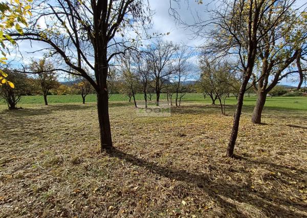 obec Bystré – pekný, rovinatý pozemok s hospodárskou budovou, 872m2