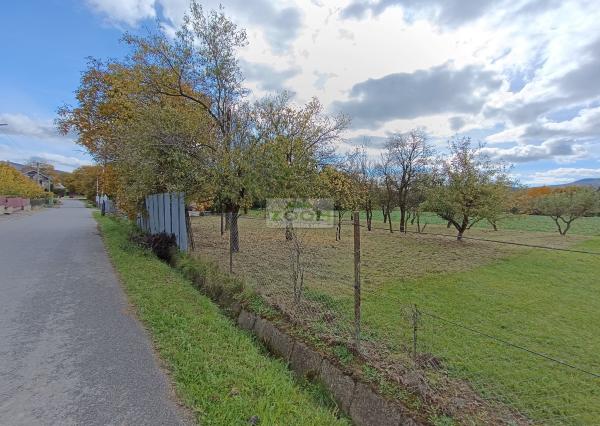 obec Bystré – pekný, rovinatý pozemok s hospodárskou budovou, 872m2