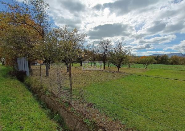 obec Bystré – pekný, rovinatý pozemok s hospodárskou budovou, 872m2