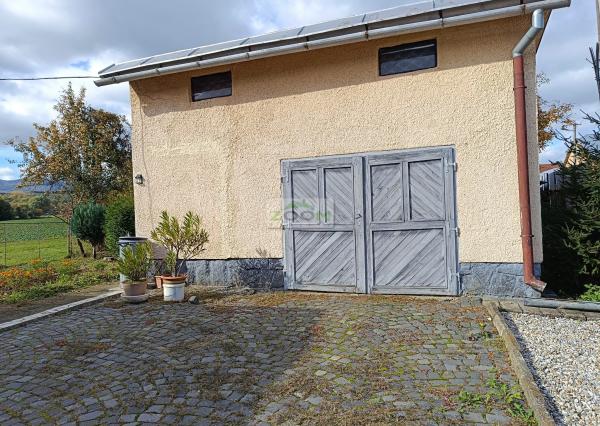 obec Bystré – pekný, rovinatý pozemok s hospodárskou budovou, 872m2