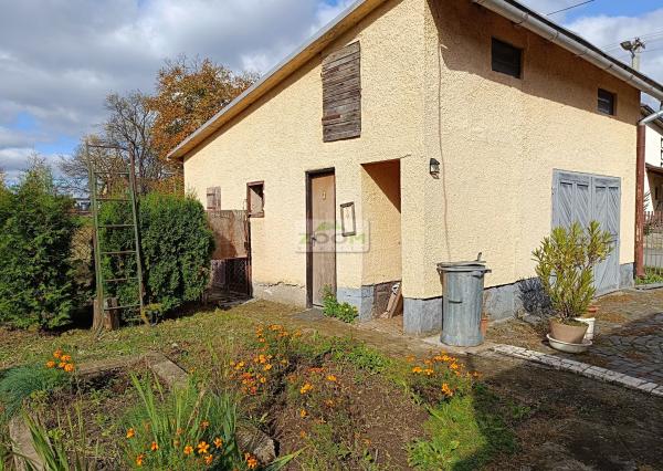 obec Bystré – pekný, rovinatý pozemok s hospodárskou budovou, 872m2