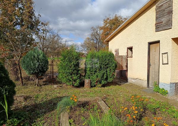 obec Bystré – pekný, rovinatý pozemok s hospodárskou budovou, 872m2