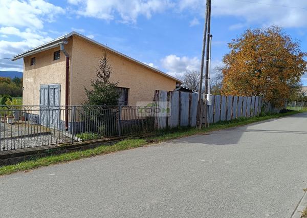 obec Bystré – pekný, rovinatý pozemok s hospodárskou budovou, 872m2