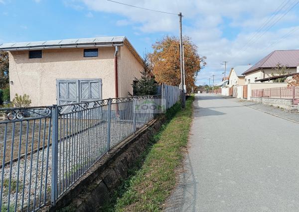 obec Bystré – pekný, rovinatý pozemok s hospodárskou budovou, 872m2