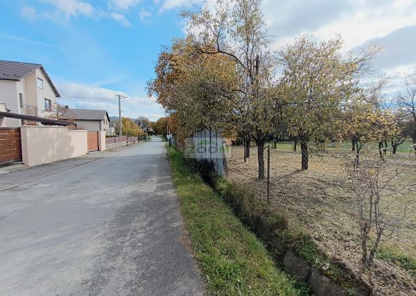 obec Bystré – pekný, rovinatý pozemok s hospodárskou budovou, 872m2