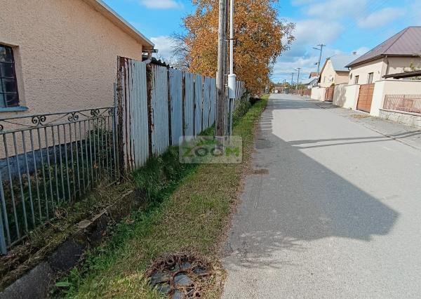 obec Bystré – pekný, rovinatý pozemok s hospodárskou budovou, 872m2