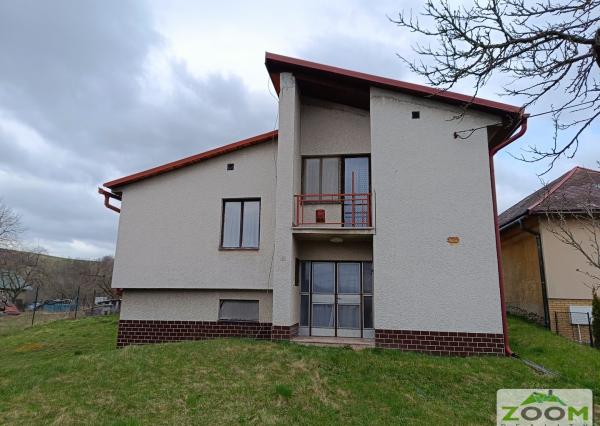 Obec Záhradné - dvojposchodový tehlový RD s veľkou záhradou