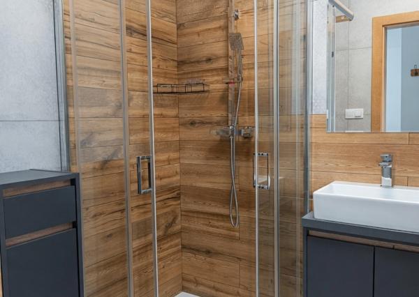 PRENÁJOM - 2 izbový byt s loggiou, podlahovým kúrením a park. miestom