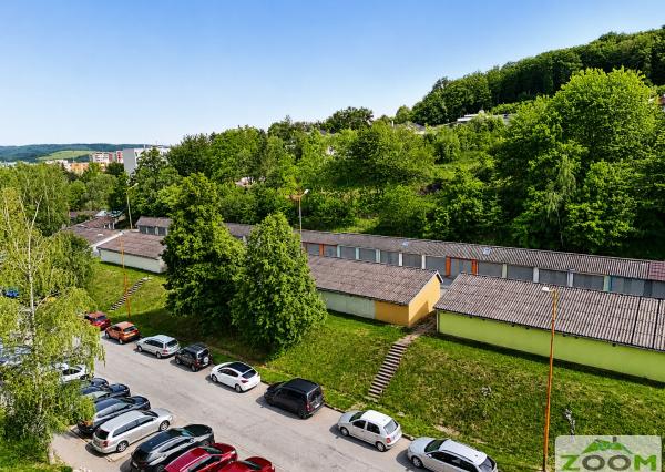 PRENÁJOM – priestranný 3-izbový byt s loggiou v pokojnej lokalite pod Bikošom