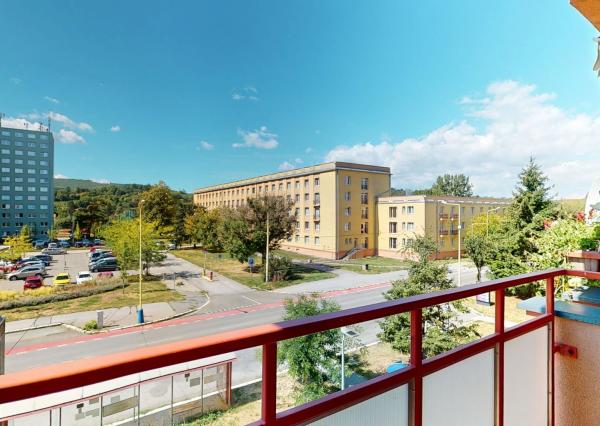 ul. 17.novembra - Priestranný 2-izbový byt s loggiou a veľkou pivnicou