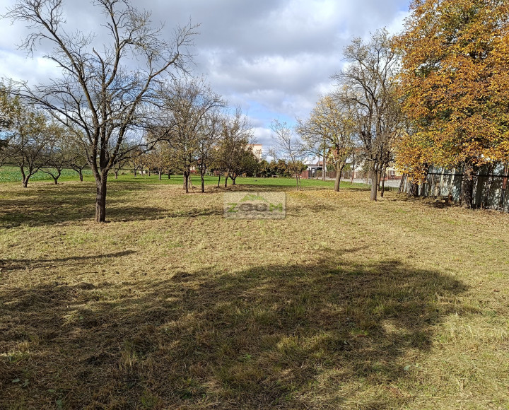 obec Bystré – pekný, rovinatý pozemok s hospodárskou budovou, 872m2